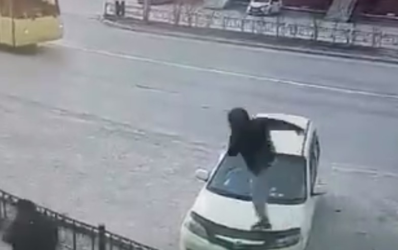 В Якутске молодой человек решил показать ловкость и повредил чужой автомобиль