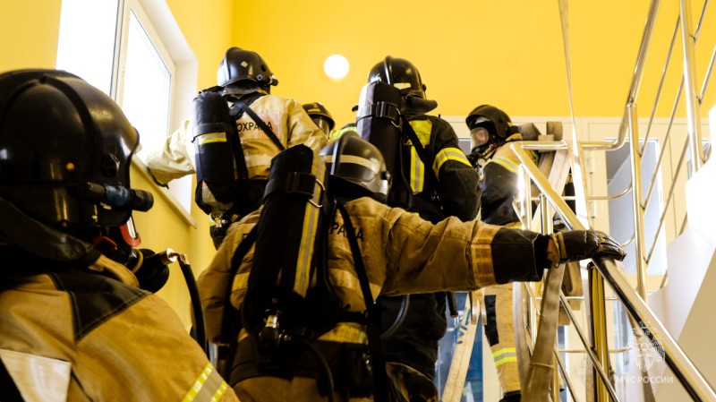 В Мирном в результате хлопка газового баллончика произошло возгорание в многоэтажном жилом доме