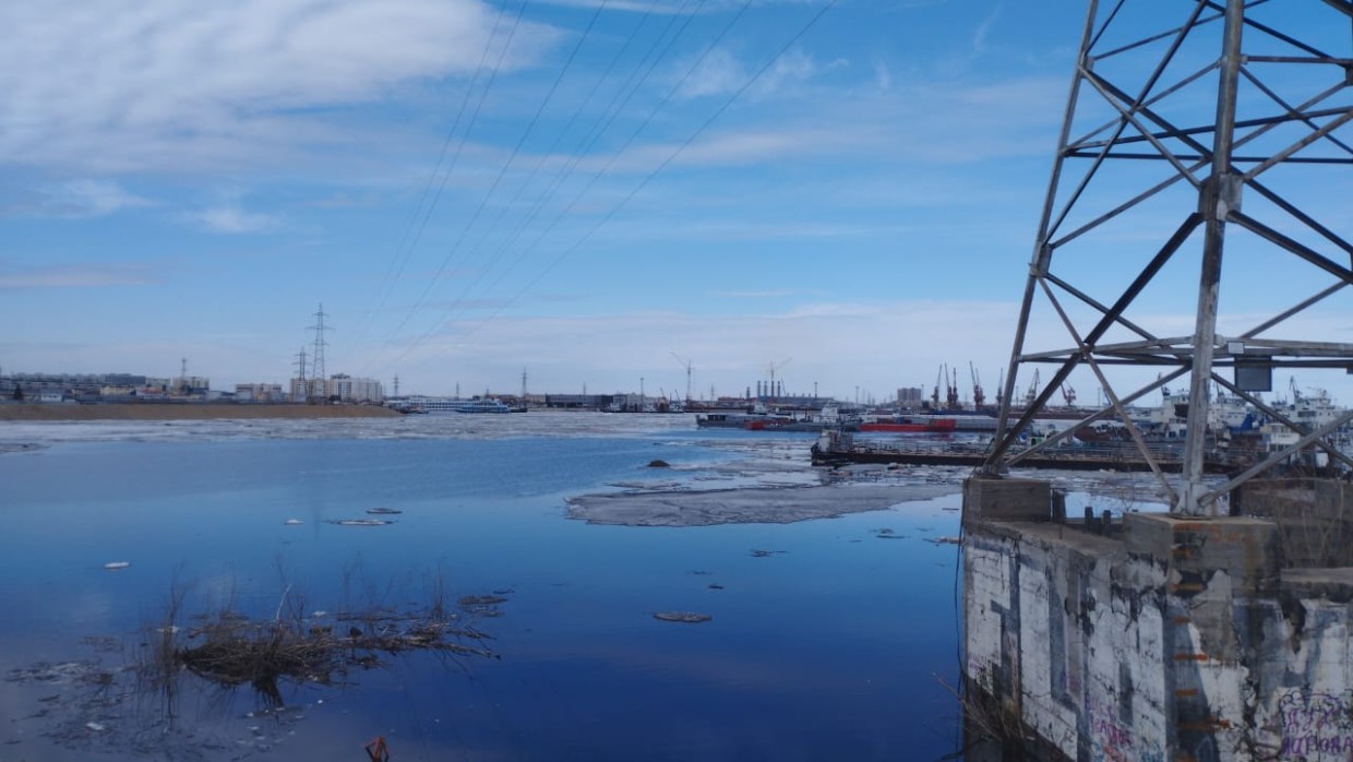 В Якутске энергетики ЦЭС для обеспечения безопасности населения произвели отключения трансформаторных подстанций в зоне паводка