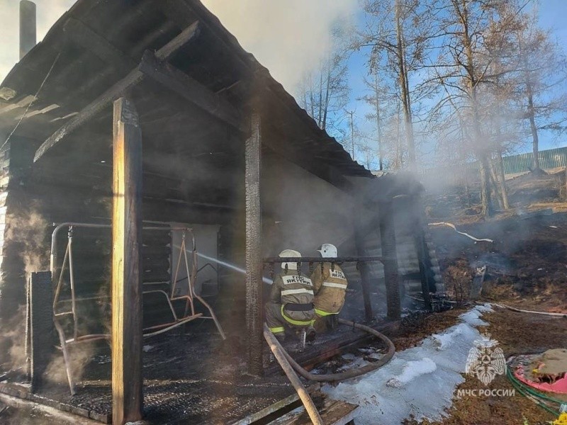 Трагедия: В Якутии на пожаре погибли пенсионерка и трехлетний ребенок