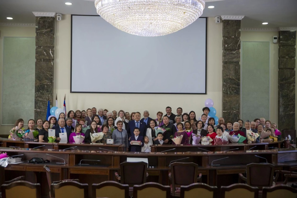 Альберт Семенов в Международный день семьи поздравил многодетные семьи Якутска