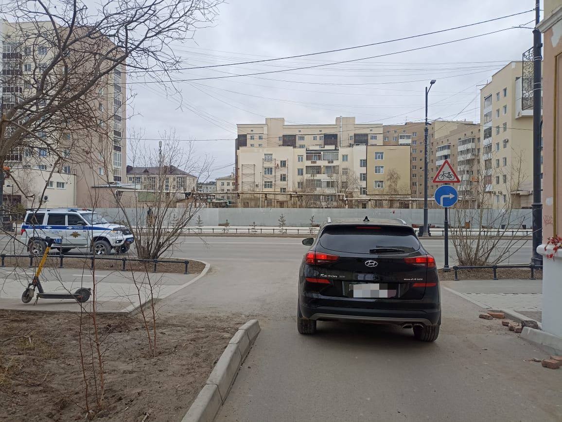 В Якутске в ДТП пострадала девочка, ехавшая с папой на электросамокате
