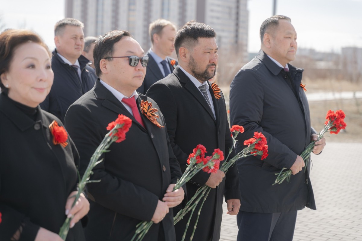 В Якутске торжественно возложили цветы к стеле в Парке Победы