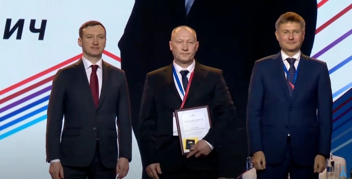 Почётной грамотой группы АЛРОСА награждён Дмитрий Шлыгин – электрогазосварщик Ленского речного порта