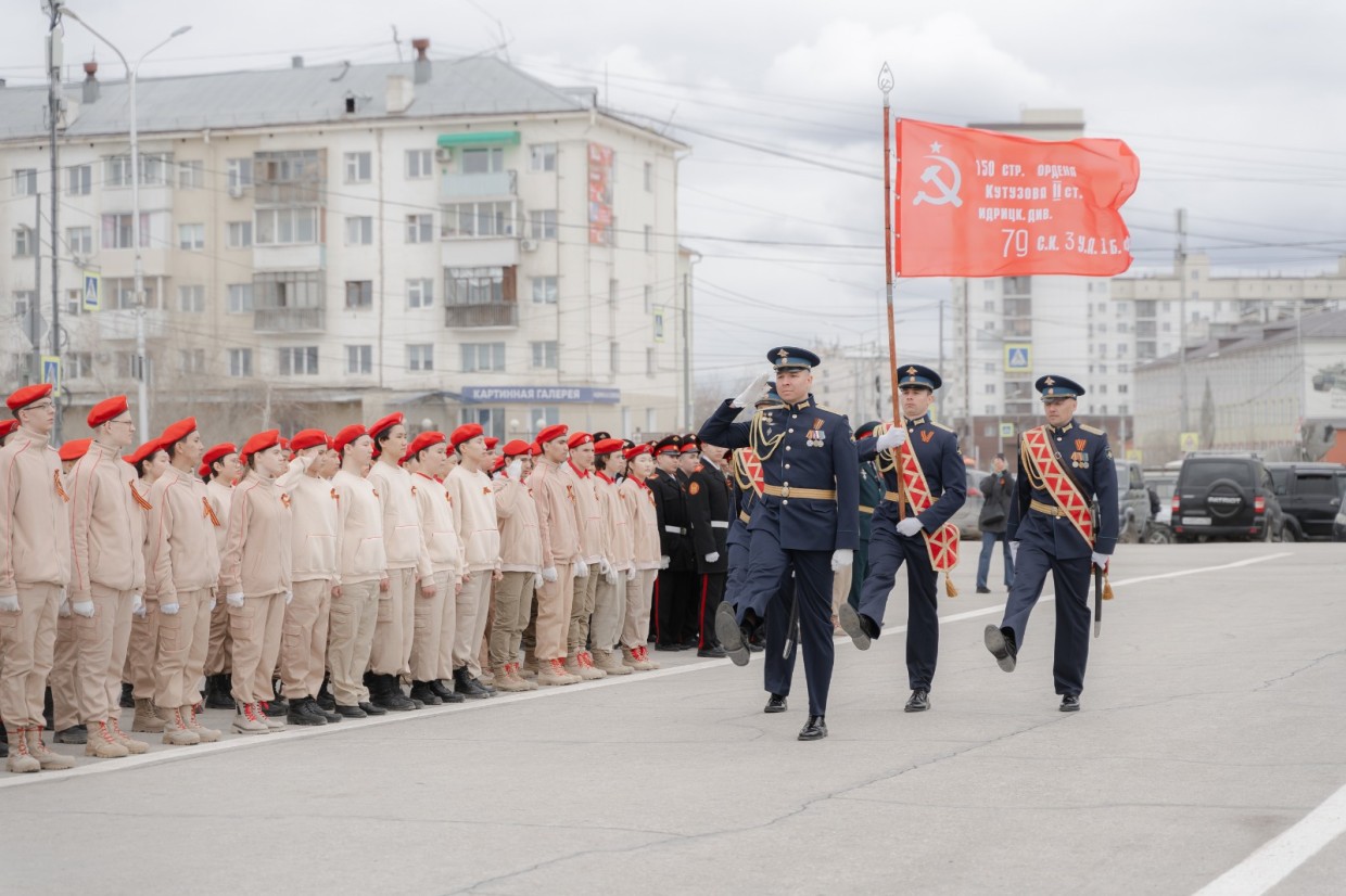 В Якутске торжественно подняли символ Знамени Победы