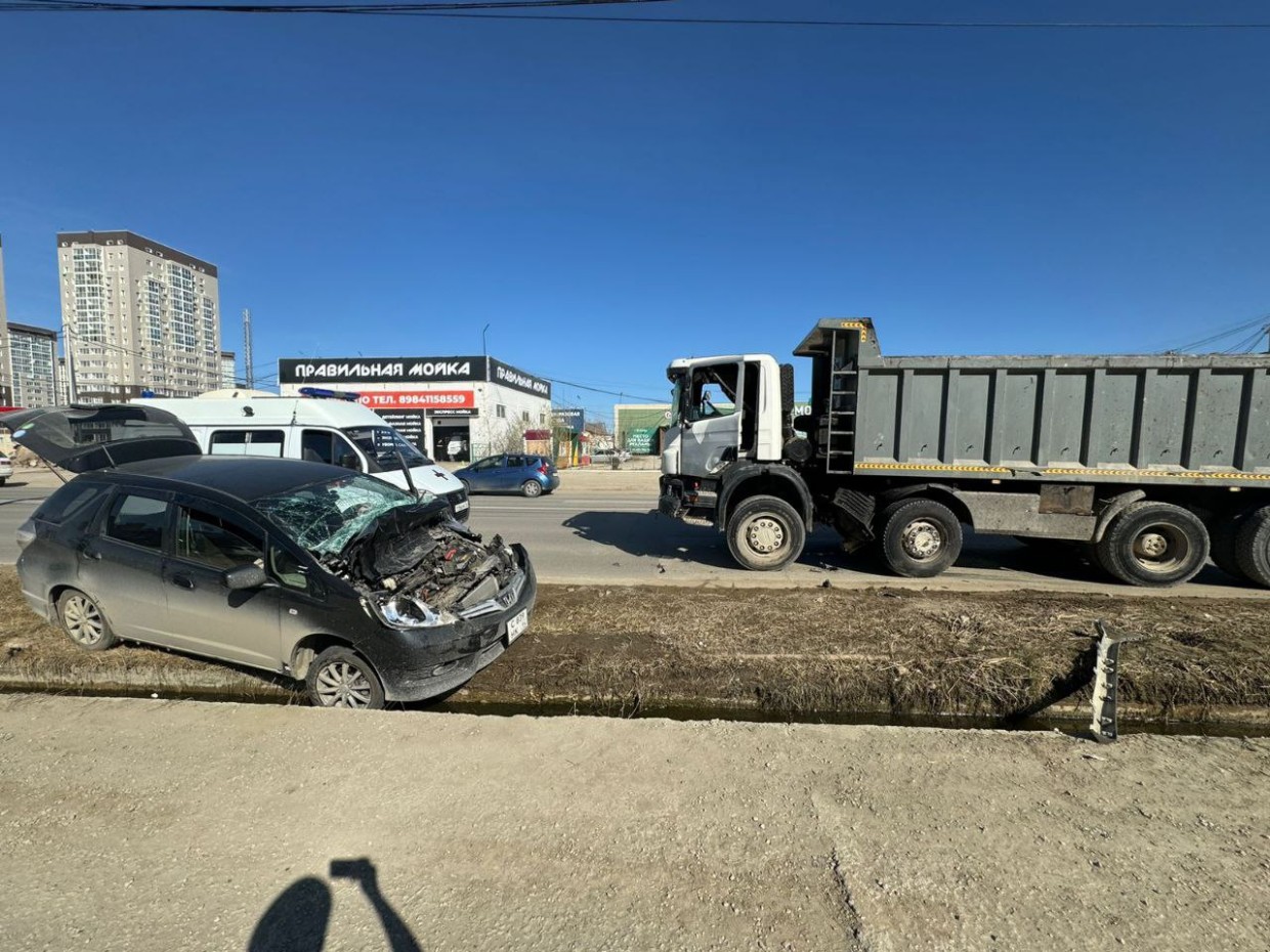 В Якутске столкнулись два грузовика, пострадал водитель иномарки
