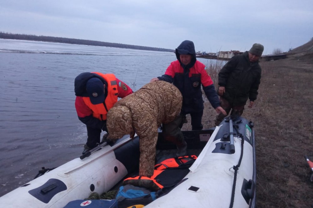 В Якутии одному охотнику стало плохо, еще двое перевернулись на лодке и попали в воду
