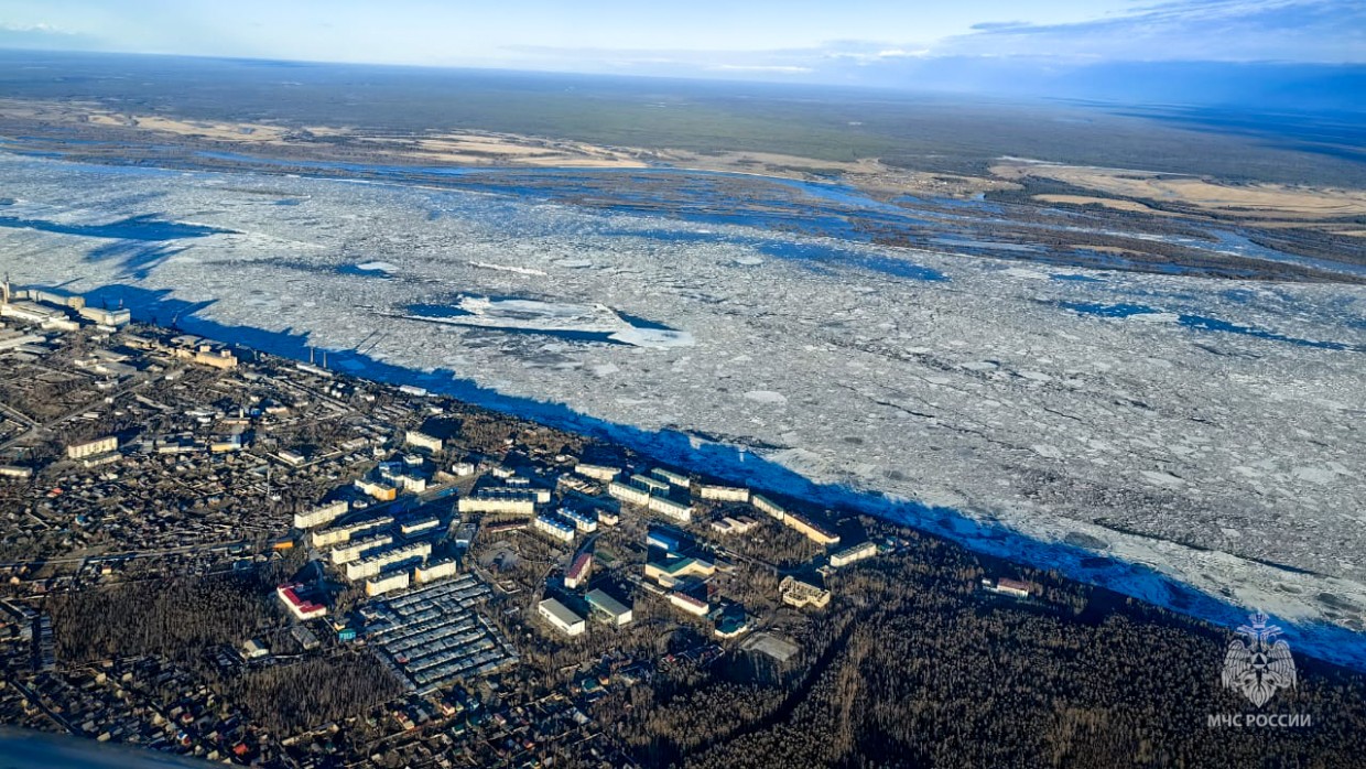 В районе Якутска на реке Лене наблюдается густой ледоход