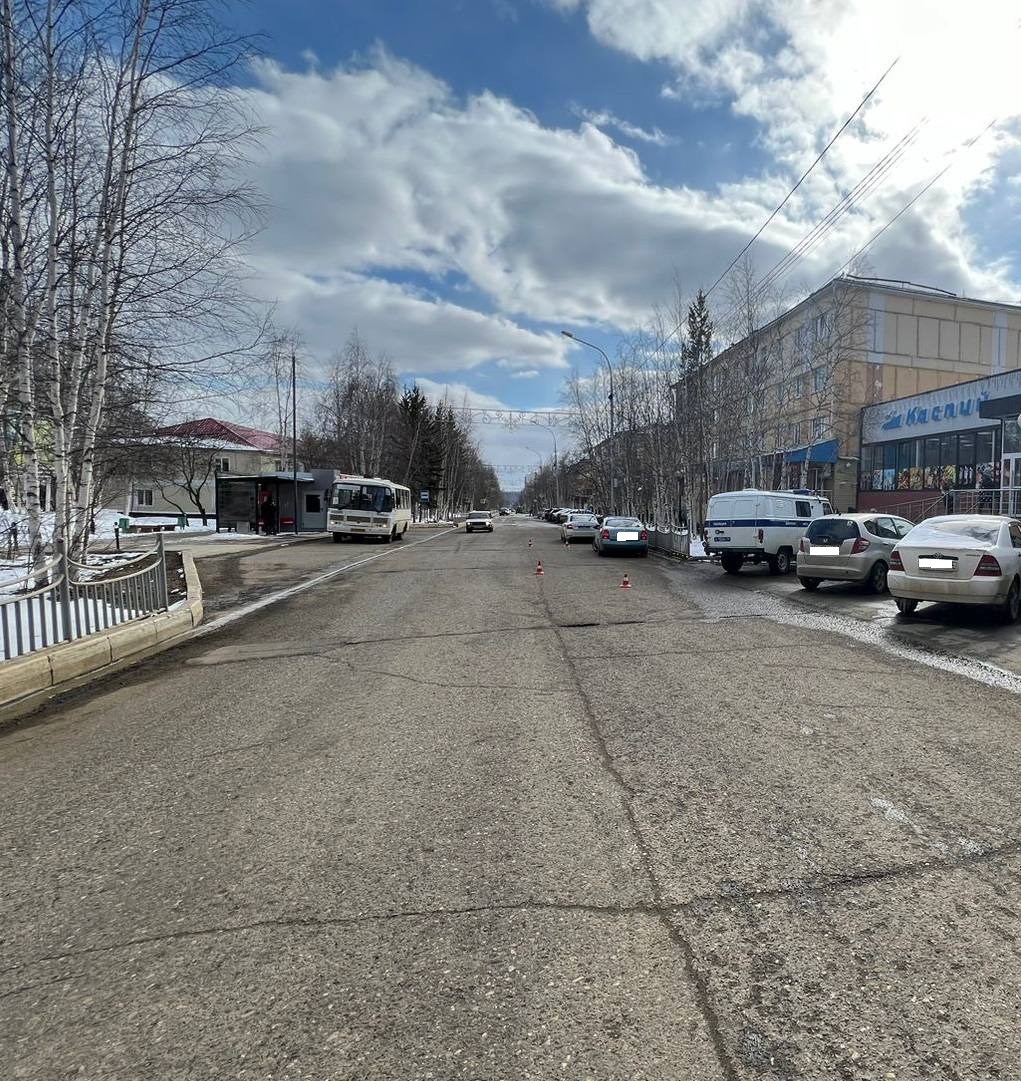 В Якутии 11-летний мальчик попал под колеса автомобиля, перебегая дорогу в неустановленном месте