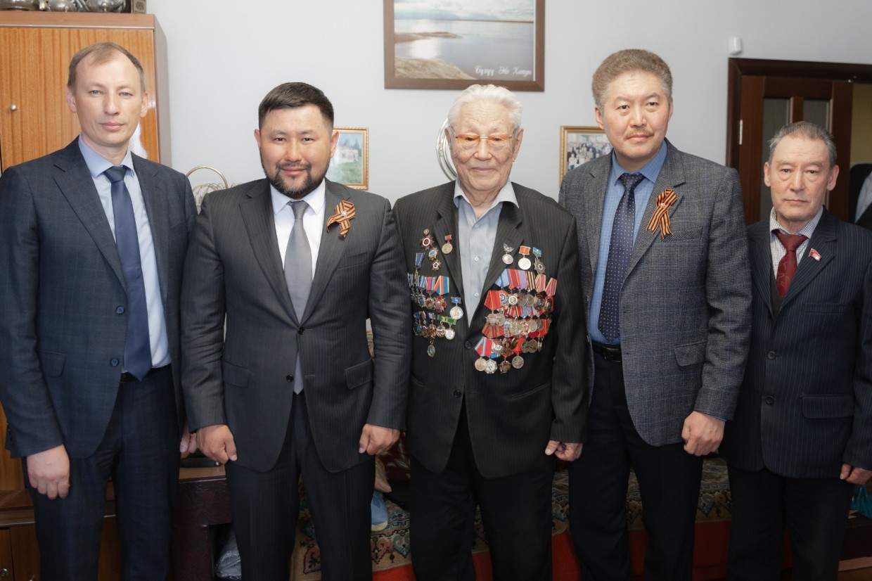 Евгений Григорьев поздравил участника Великой Отечественной войны Кирилла Павлова