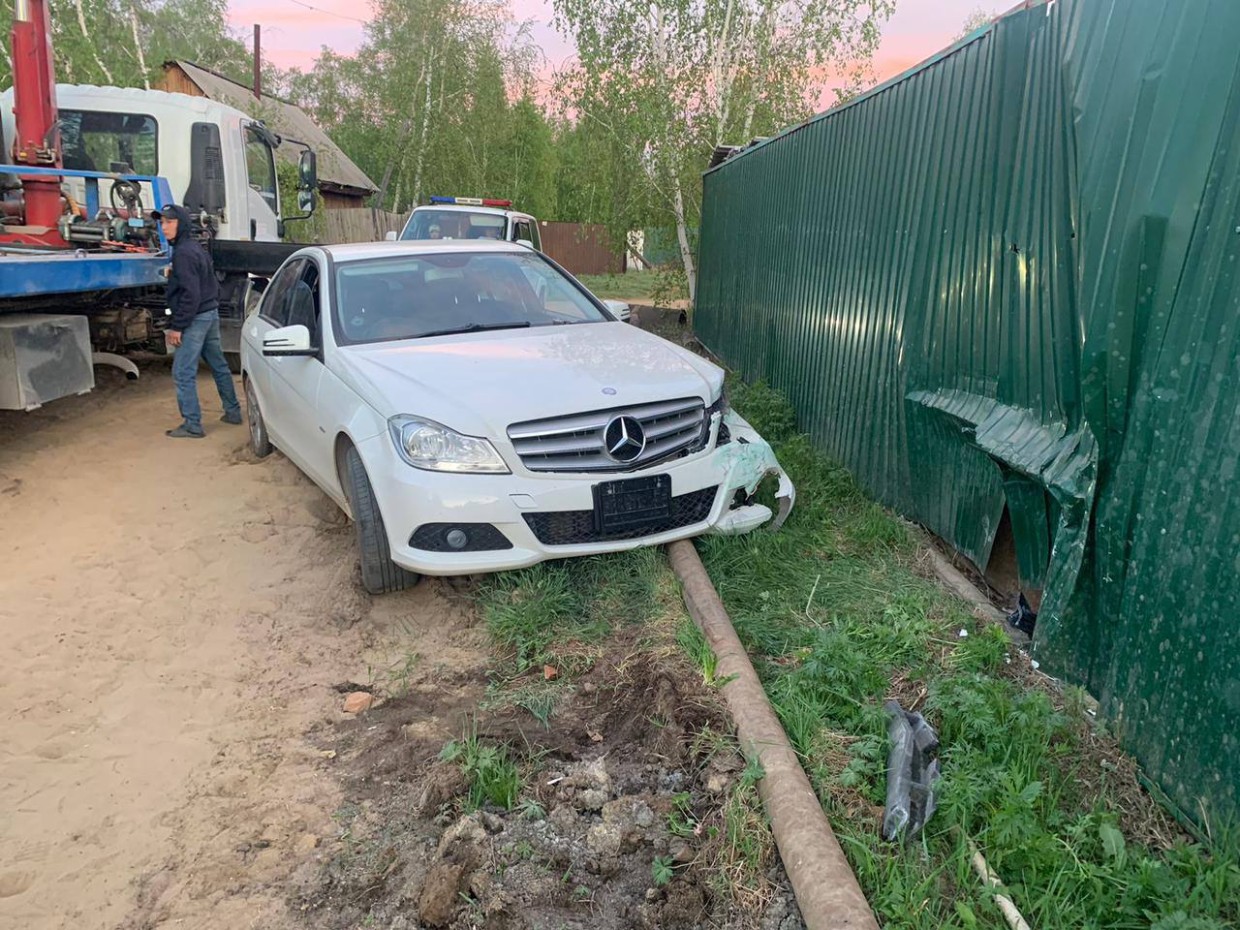 В Якутске пьяный водитель врезался в забор