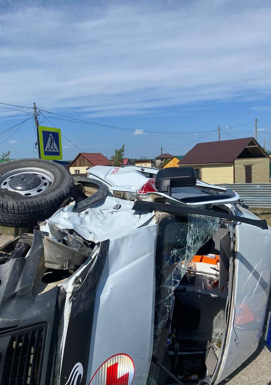 В Якутске машина скорой медицинской помощи попала в ДТП