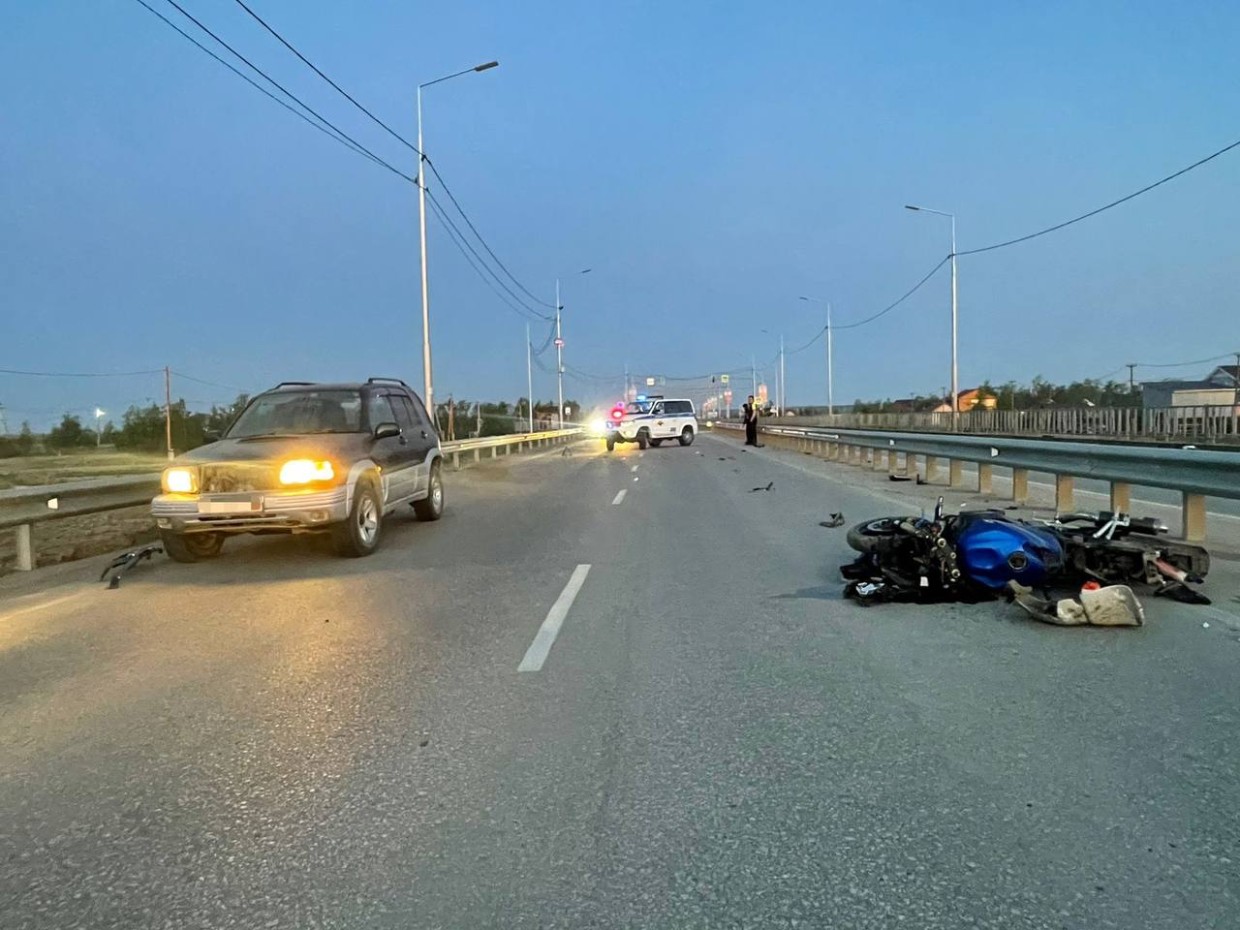 В Якутске водитель и пассажир мотоцикла получили серьезные травмы в ДТП