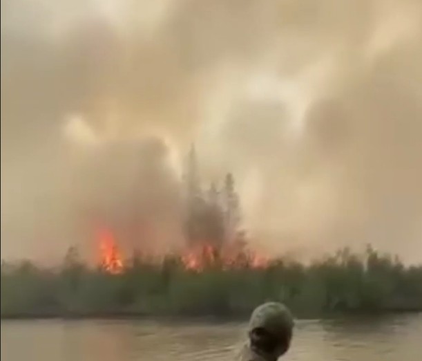 Апокалиптичные кадры лесного пожара из Якутии попали в федеральные СМИ