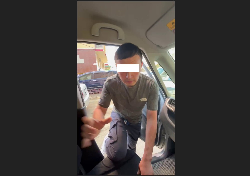 В Якутске рассерженный водитель залез в чужой автомобиль и попытался отобрать телефон у противника