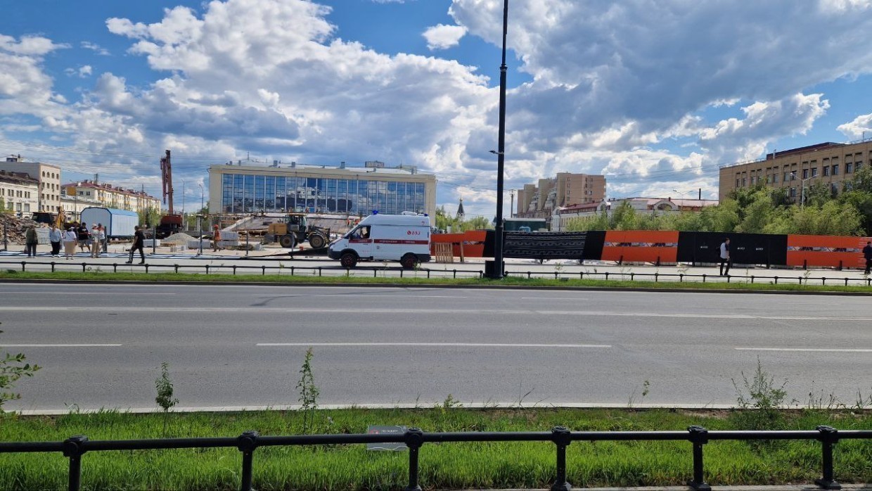 В Якутске возбуждено уголовное дело по факту травмирования 74-летней прохожей из-за обрушения забора