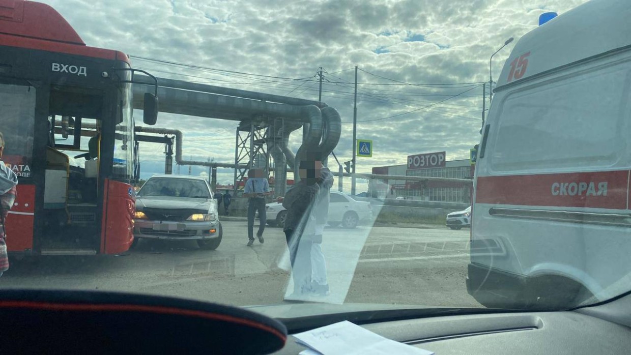 В Якутске в ДТП столкнулись автобус и легковой автомобиль