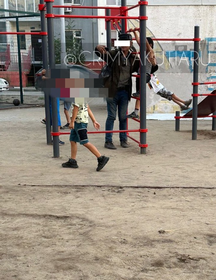 В Якутске мужчина ходил по детским площадкам, трогал и фотографировал детей: Полиция устанавливает мотивы