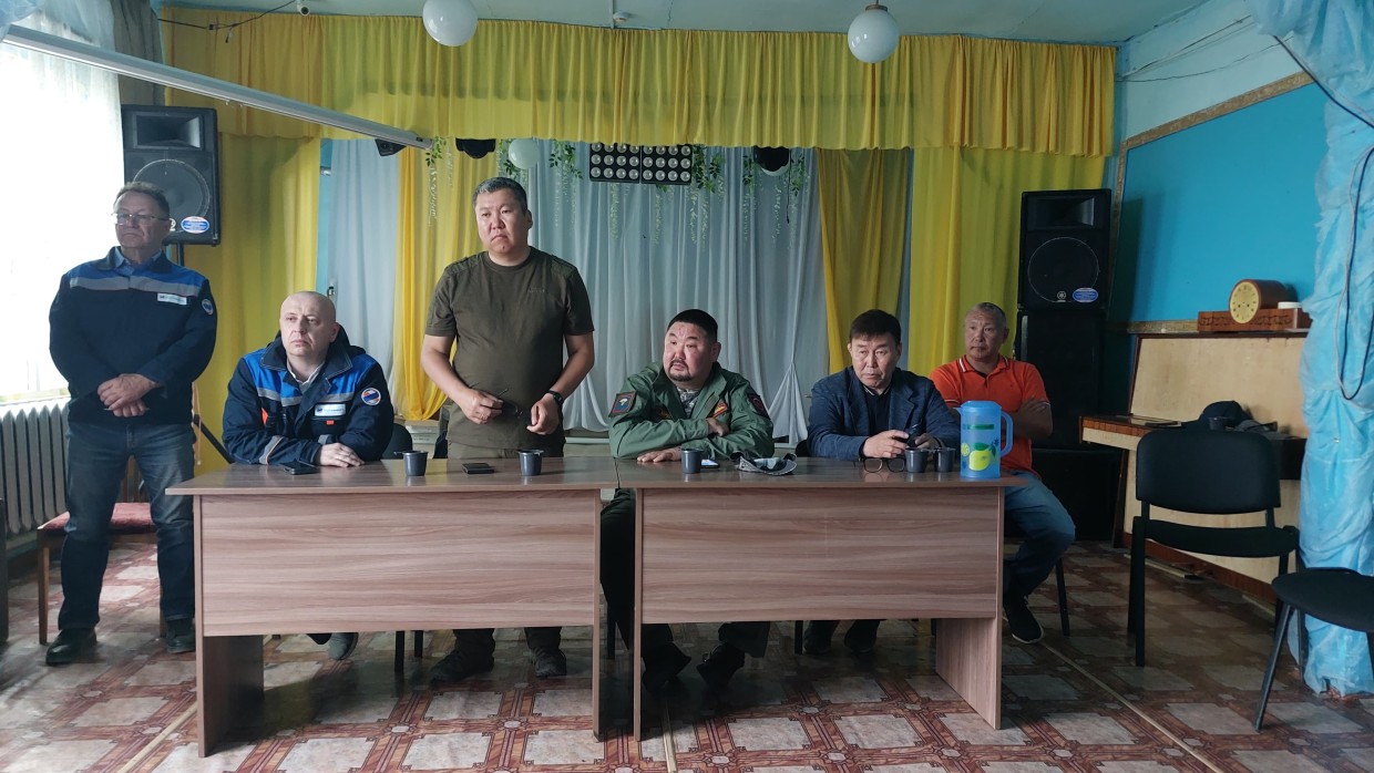 Директор Якутскэнерго встретился с жителями Кыллахского наслега Олекминского района, пострадавшего от весеннего паводка