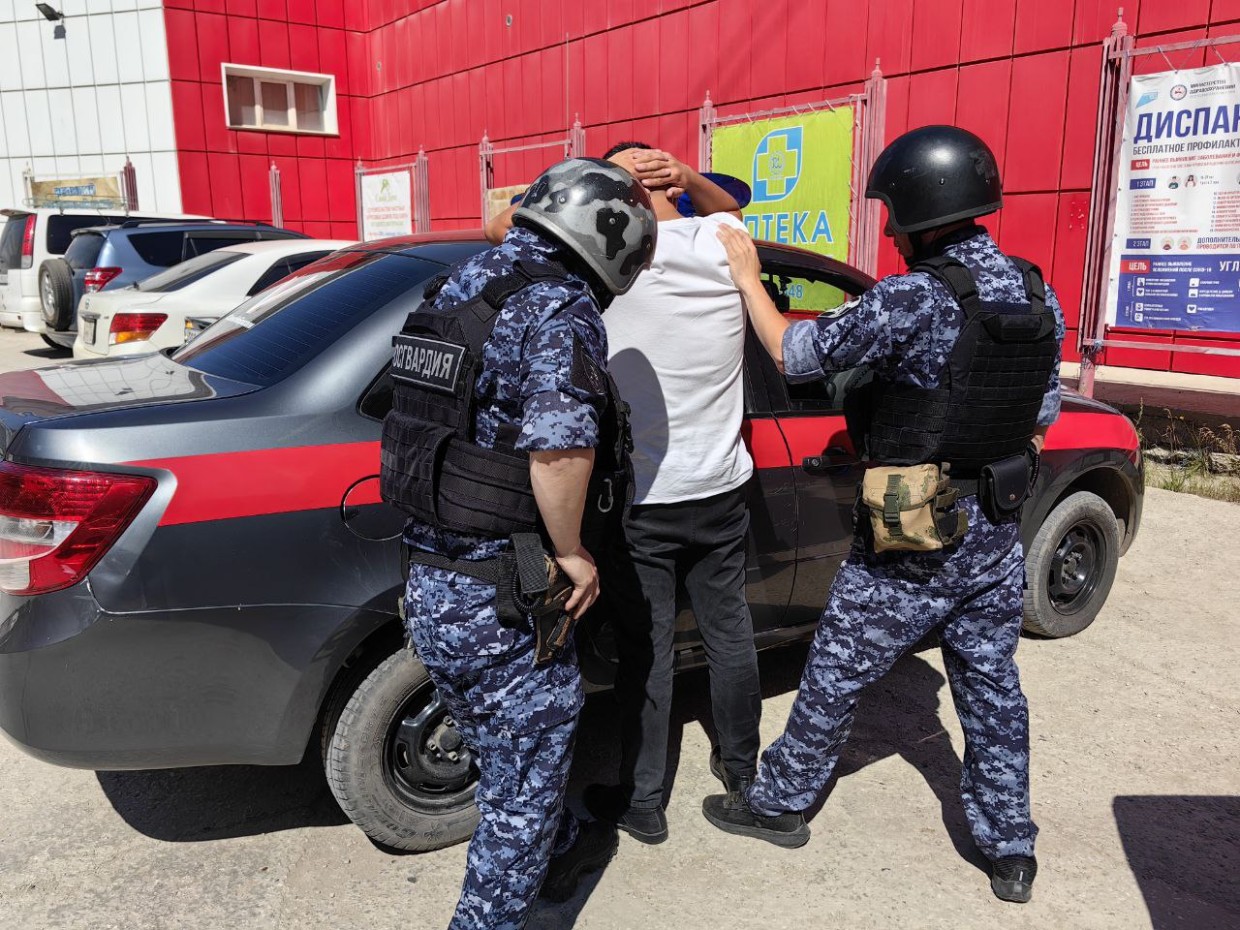 В Якутске задержана группа молодых мужчин, подозреваемых в уличном грабеже