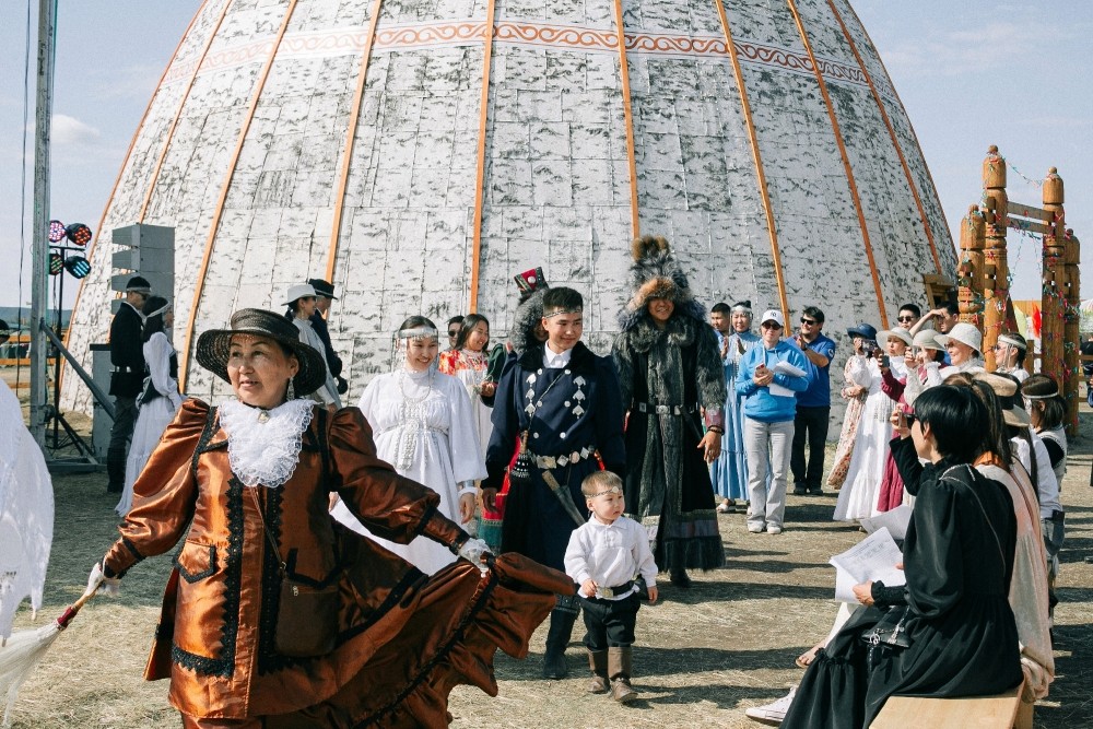 Уважая традиции: Энергетики Якутии провели благотворительный Ысыах «Сүрэхпит сылааһа» («Тепло сердец»)