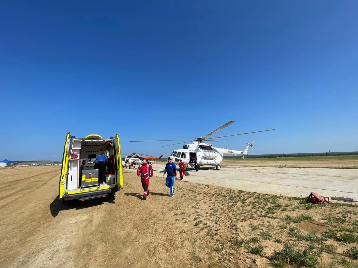 Поиски трех пассажиров и пилота пропавшего в Якутии вертолета 