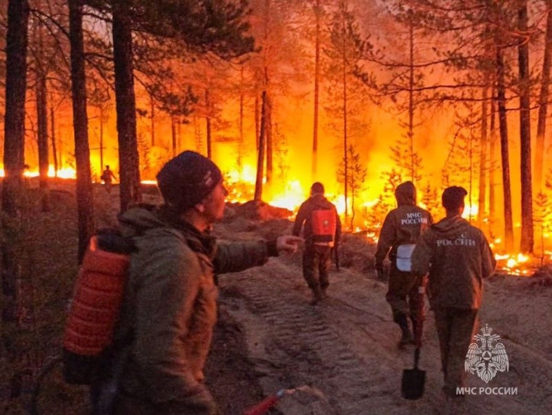 В МЧС Якутии опровергли информацию о переходе огня в село Кенг-Кюель Абыйского улуса