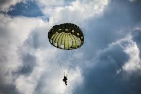 Отказали два парашюта: Спасатель из Якутска получил тяжелые травмы на учениях в Ленобласти?