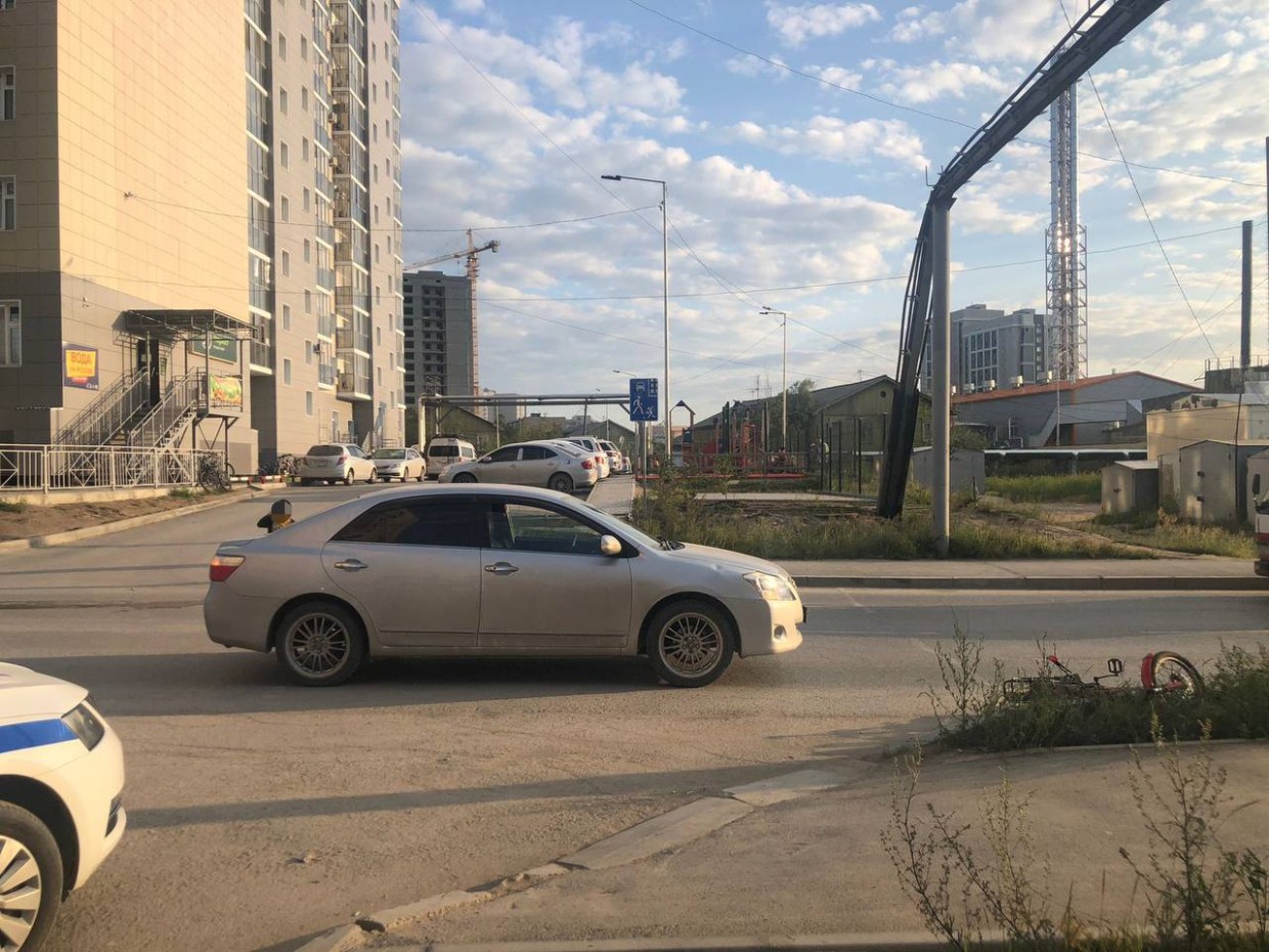 В Якутске семилетний мальчик, катаясь на велосипеде, попал под колеса автомобиля