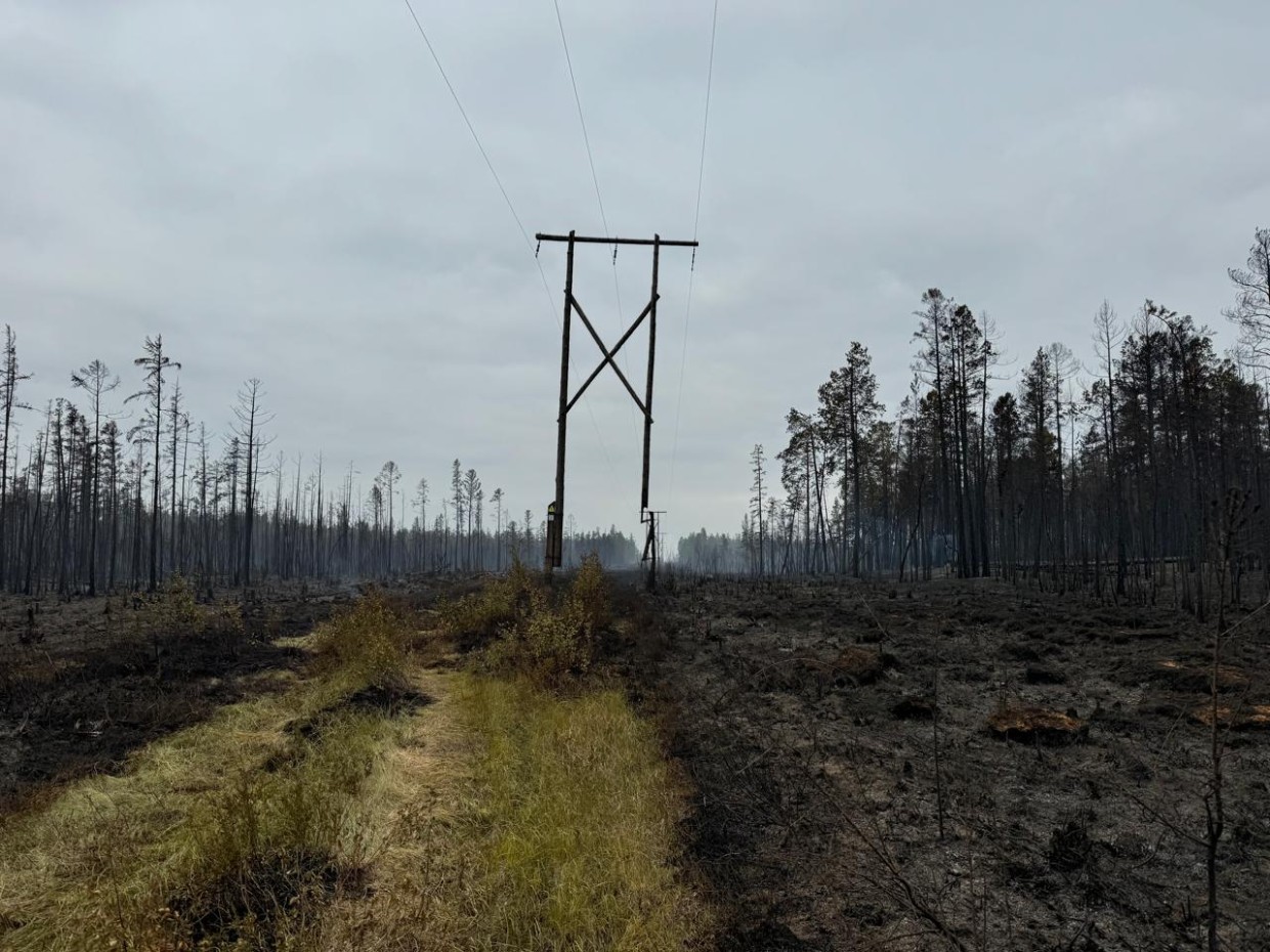 Энергетики восстанавливают электроснабжение четырех населенных пунктов Вилюйского района после повреждения линии электропередачи лесным пожаром