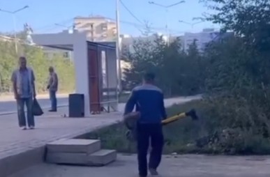 Соцсети: В Якутске мужчина выкинул несколько электросамокатов в кювет