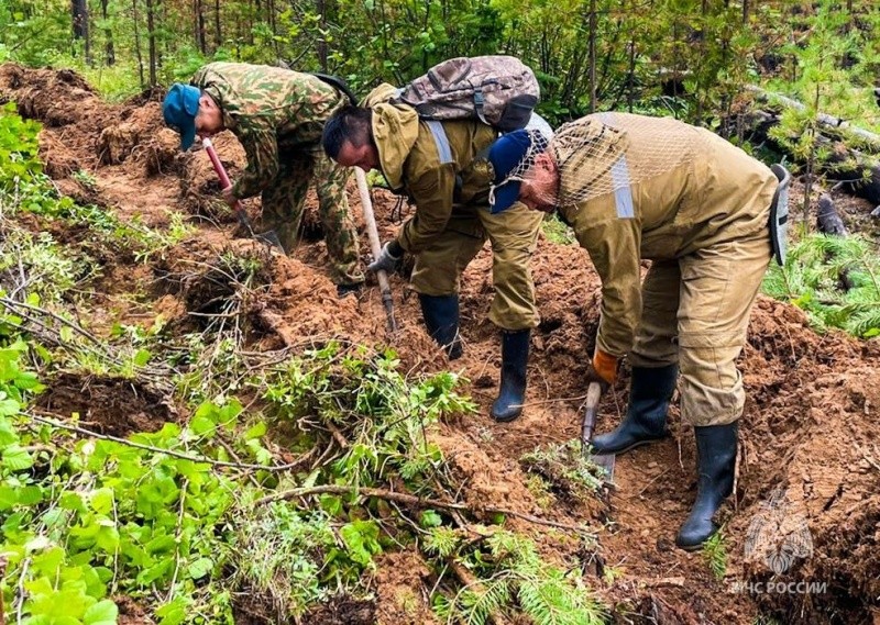 В Якутии на особом контроле находятся 13 природных пожаров, которые бушуют вблизи сел