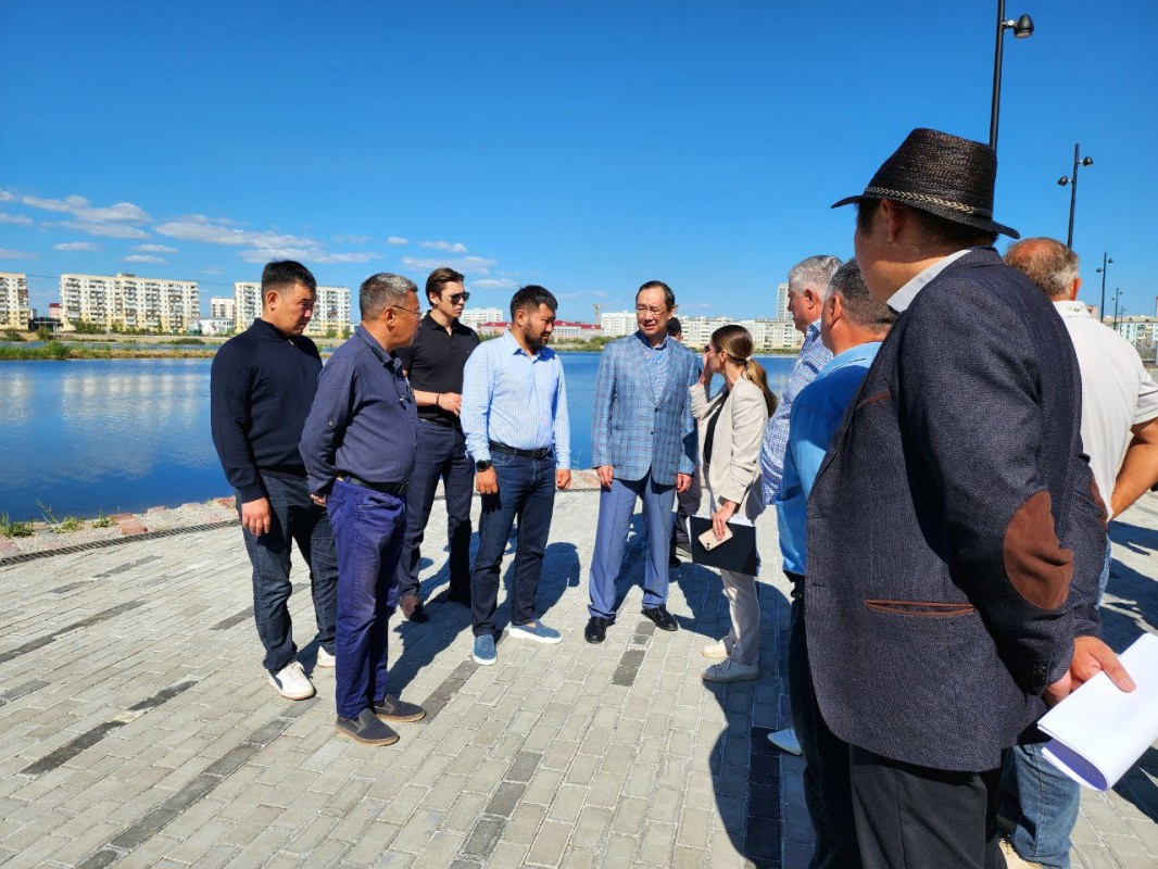 Айсен Николаев и Евгений Григорьев совершили объезд городских объектов в Якутске