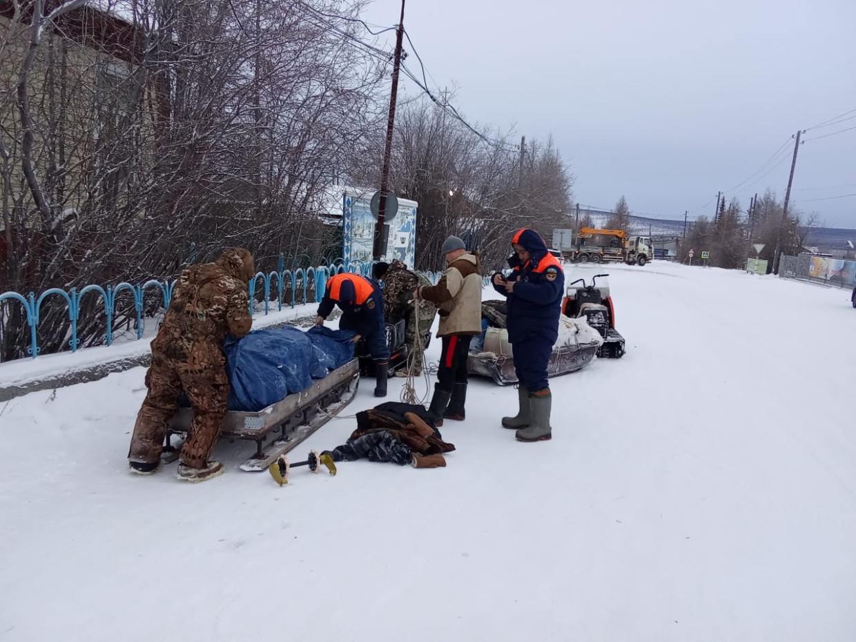 Водолазы Службы спасения выехали на место поисков пропавшего на реке Оленьке коневода