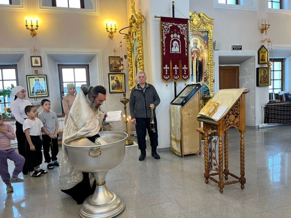 При поддержке ЯТЭК: Священник Русской Православной Церкви посетил Вилюйск с миссионерскими целями