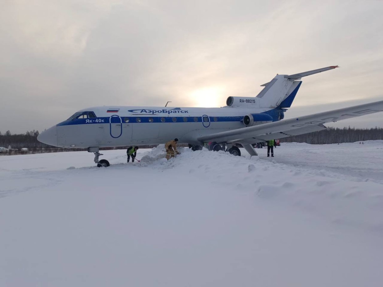 В Якутии в аэропорту самолет выкатился за пределы взлетно-посадочной полосы