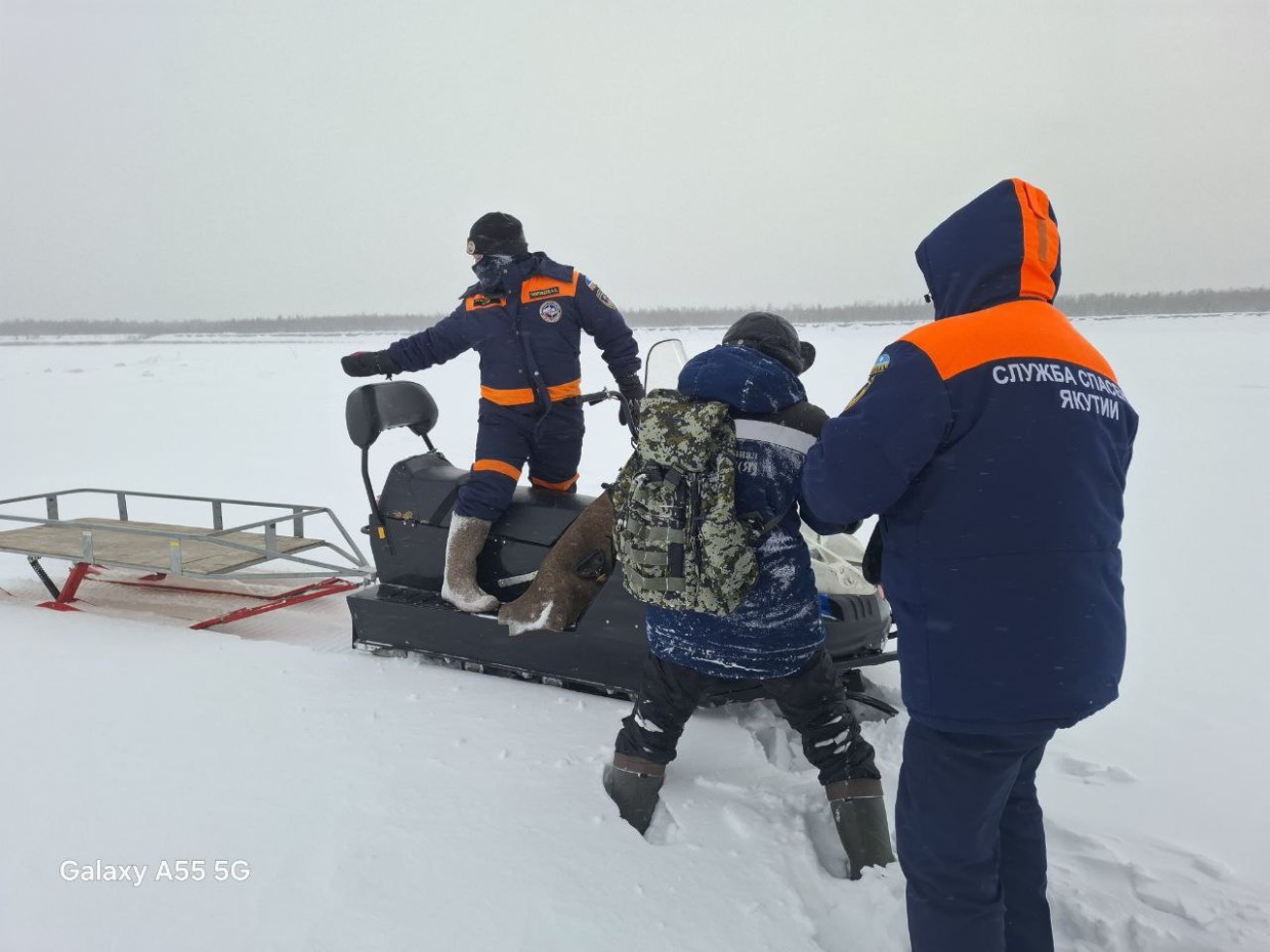 В Нюрбинском улусе спасатели пришли на помощь к рыбаку, который мог замерзнуть