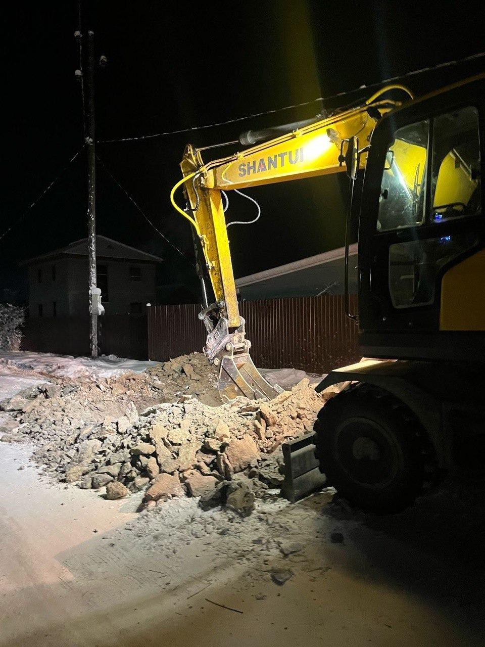 В Якутске водитель экскаватора стал виновником отключения электроэнергии на Сергеляхском шоссе