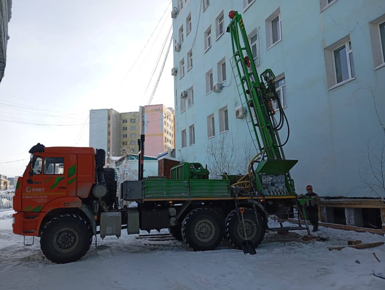 В Якутске водитель КАМАЗа повредил кабельную линию в районе Областной больницы