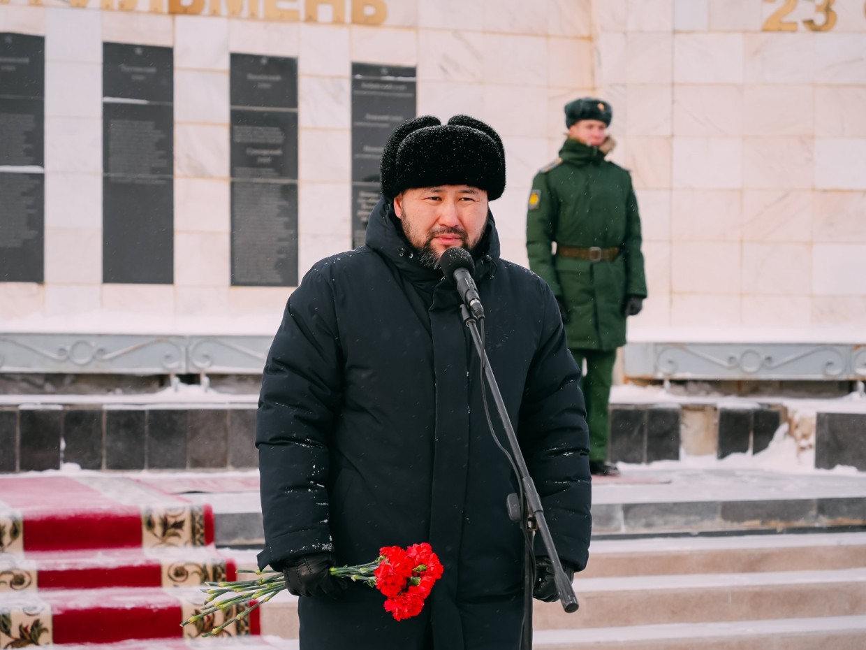 В Якутске возложили цветы к мемориальному комплексу «Журавли над Ильменем»