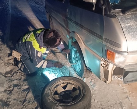 В Якутии в сорокаградусный мороз водитель остался без источника тепла: На помощь пришли полицейские