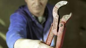 В Якутии мужчина, жестоко избивший  сожительницу кулаками и газовым ключом, избежал уголовной ответственности