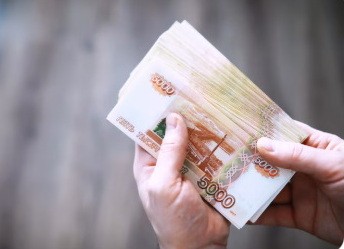 Познакомились в баре: в Якутске молодые люди ограбили вахтовика