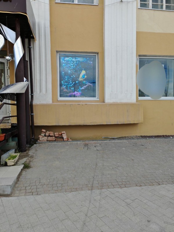 В Якутске демонтировали самовольный арт-объект в виде врезавшегося автомобиля