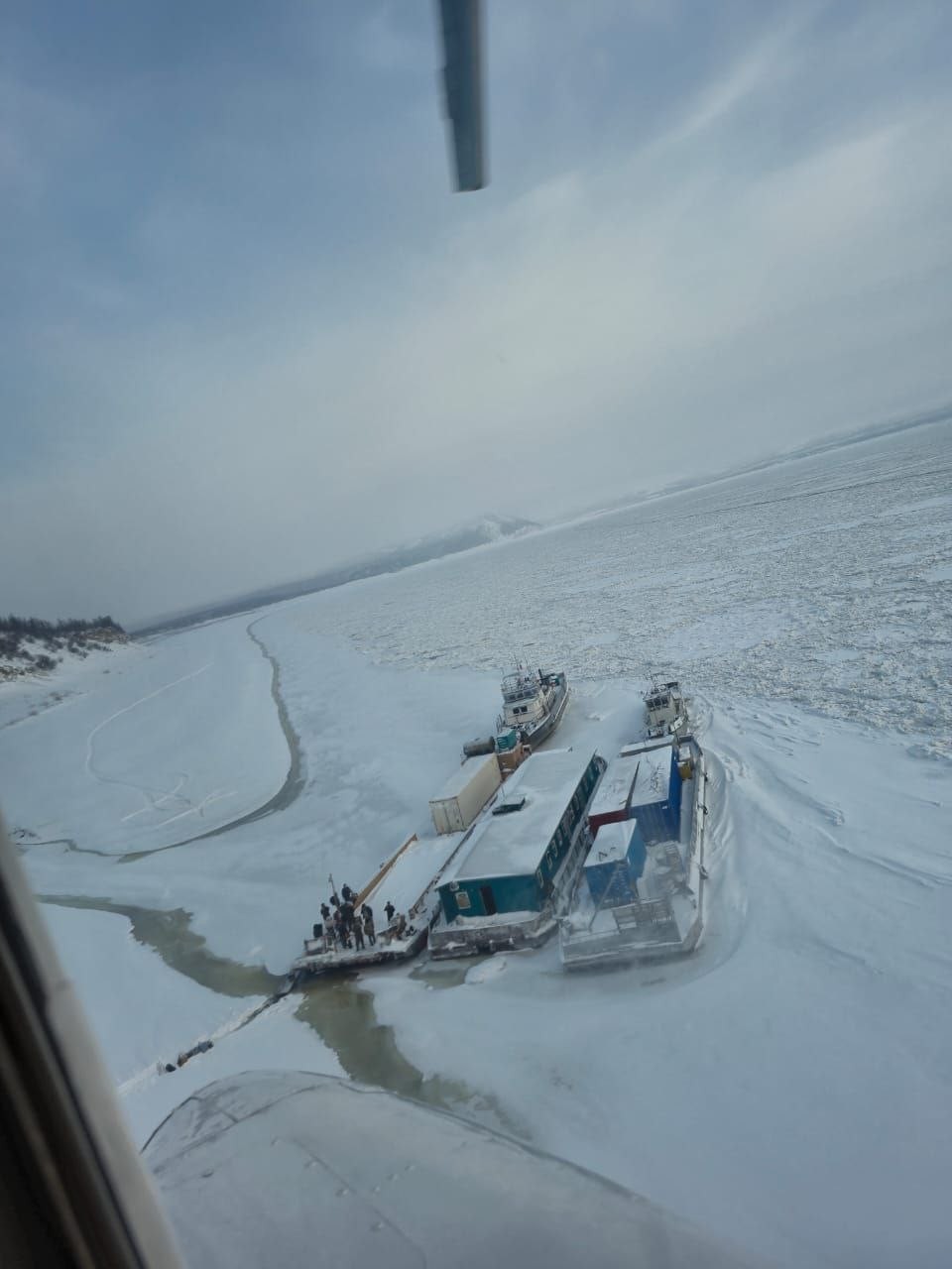 Застрявшие во льдах: 11 человек спасены из ледового плена на реке Лене