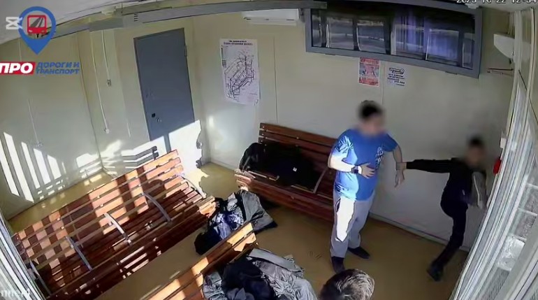 В Якутске полиция установила личности 11-летних школьников, которые старались разгромить теплую остановку