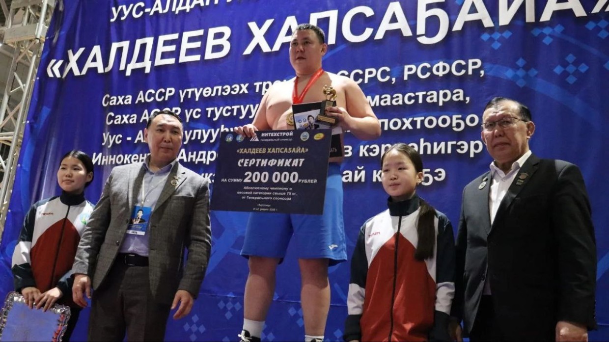 Евгений Алексеев стал абсолютным чемпионом турнира по хапсагаю памяти Иннокентия Халдеева