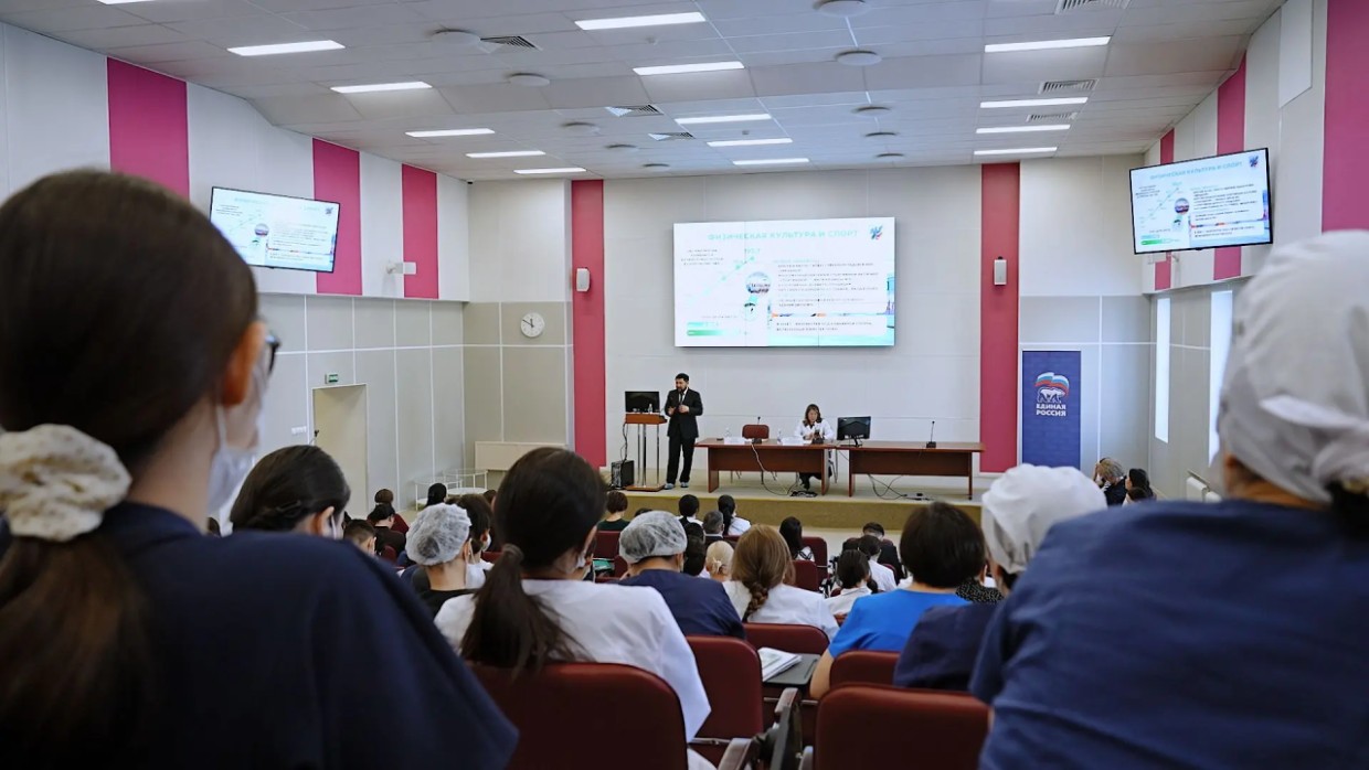 Коллектив республиканской клинической больницы положительно оценил отчёт Окружной администрации города Якутска