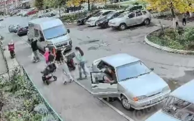 Курьер сбил пятилетнюю девочку на мопеде: Отец пострадавшей жестоко с ним расправился